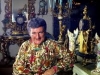 Valentino Liberace in una foto di repertorio, nel suo lussuoso salotto